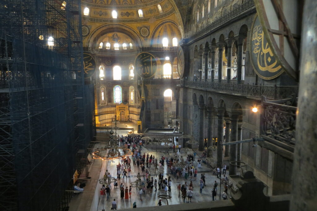 Blick in die Hagia Sophia, ein Kirchengebäude in Istanbul