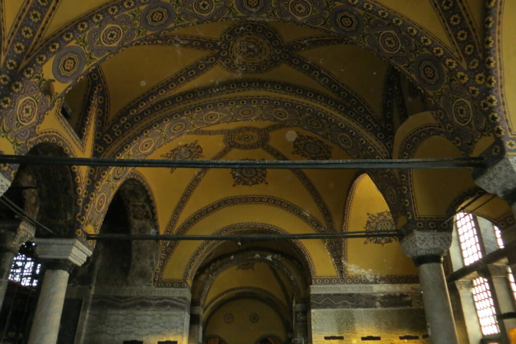 gelbe Decke in der Hagia Sophia mit Verzierungen