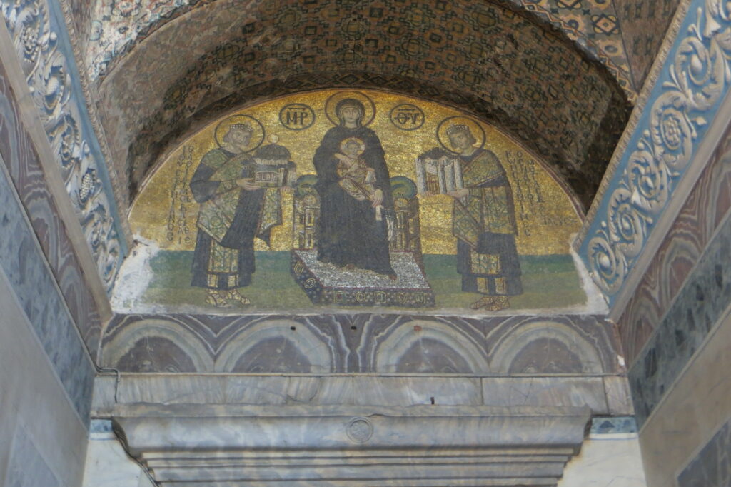 Mosaikgemälde von Maria, die Jesus hält, zwischen Justinian und Constantines in der Hagia Sophia