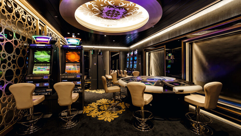 Casino mit einem Pokertisch und Spieleautomaten