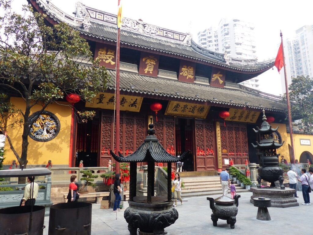 Außenansicht der Jadebuddha-Tempels