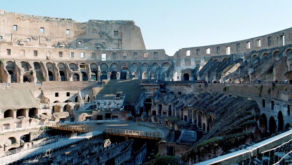 Kolosseum, ein altes Amphitheater, es gehört zu den berühmtesten Wahrzeichen Roms