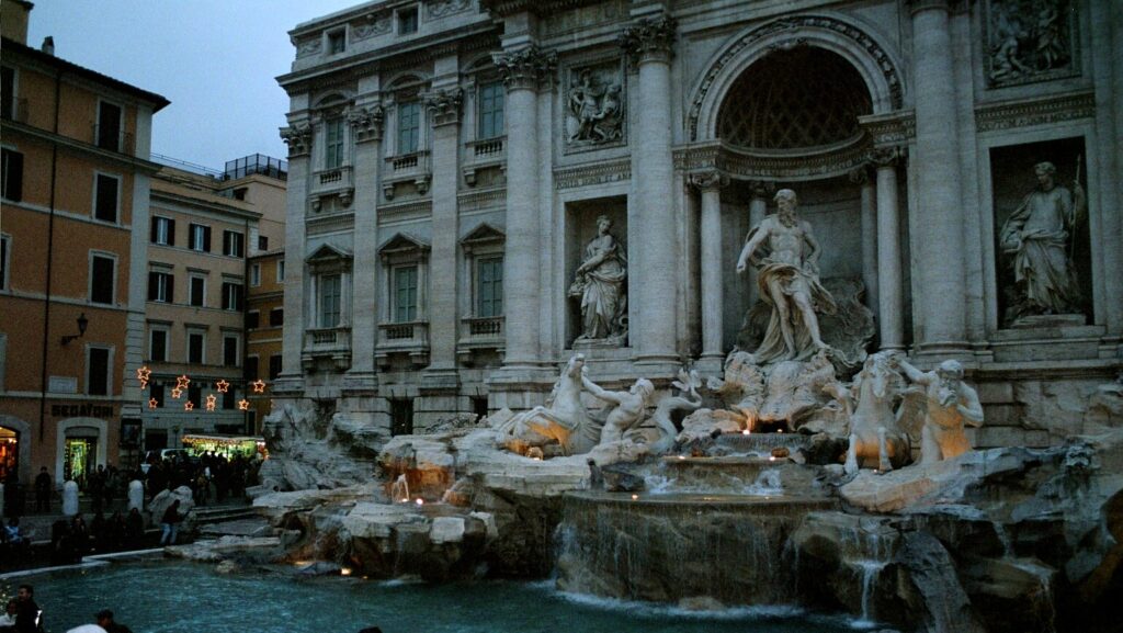 Trevi-Brunnen am Abend, ein berühmtes Wahrzeichen in Rom