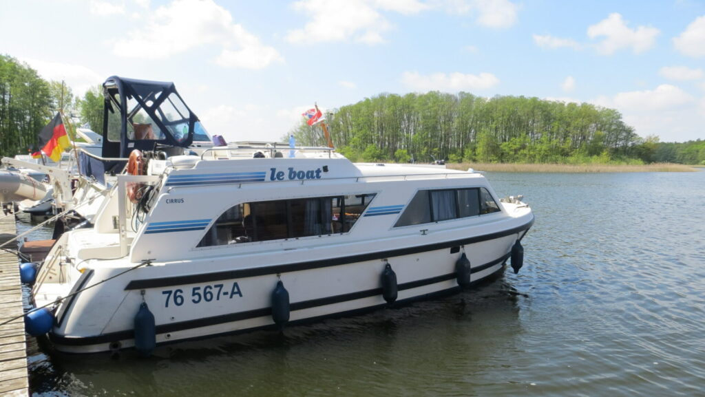 Boot liegt an einem Steg an