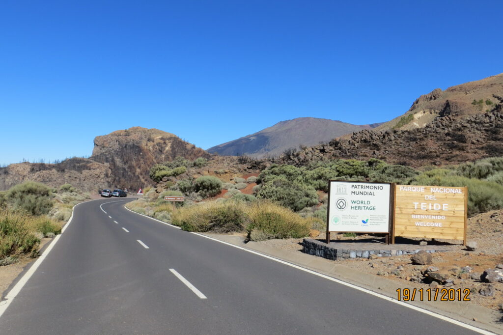 Willkommensschild zum Nationalpark El Teide am Straßenrand