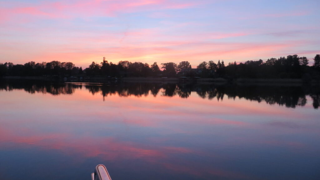 Sonnenuntergang auf dem See, idyllische Atmosphäre