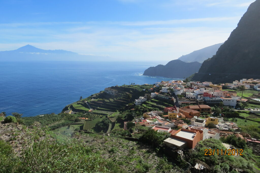 Blick auf ein Städtchen oberhalb des Wassers