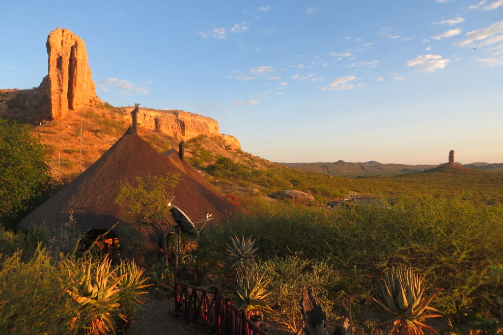 Aussicht von der Vingerklip Lodge auf das weite Land beim Sonnenuntergang