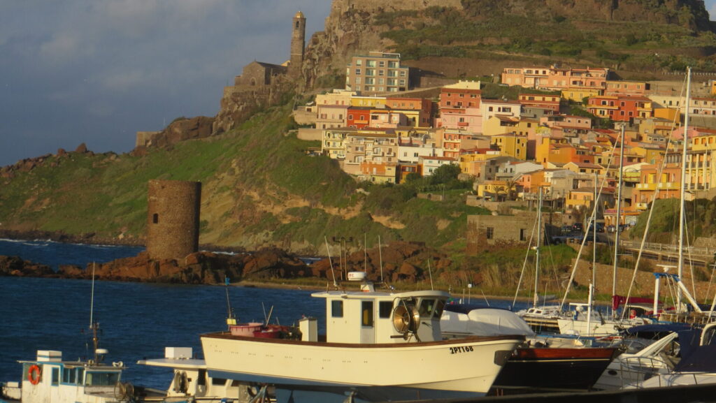 Hafen von Castelsardo bei Sonnenuntergang mit Blick auf die bunte Häuser