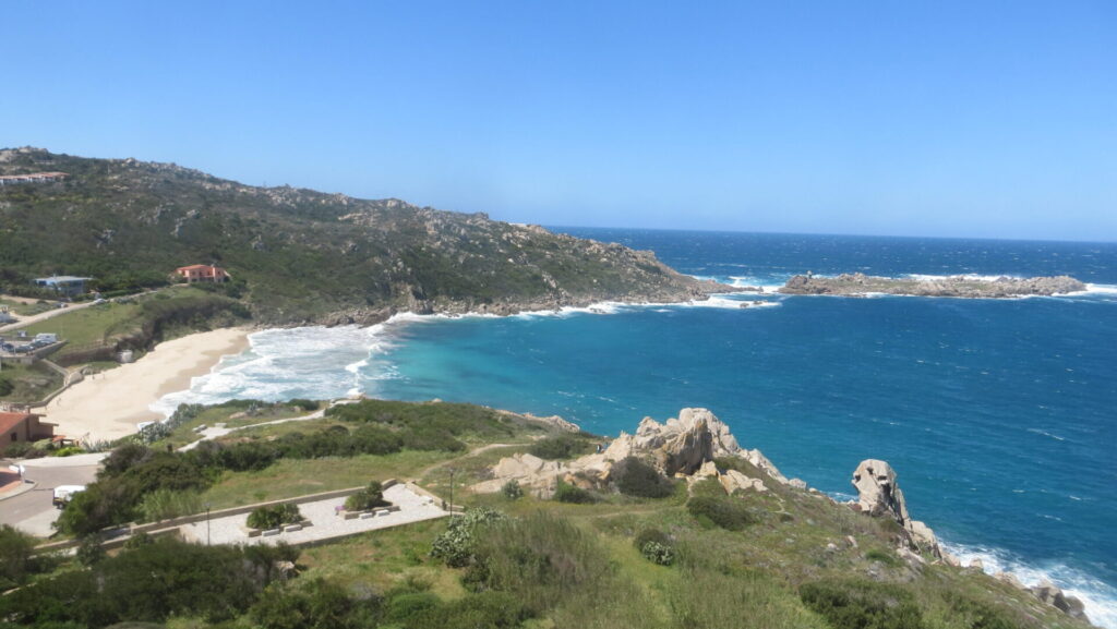 Blick auf eine kleine Bucht mit einem Strandabteil