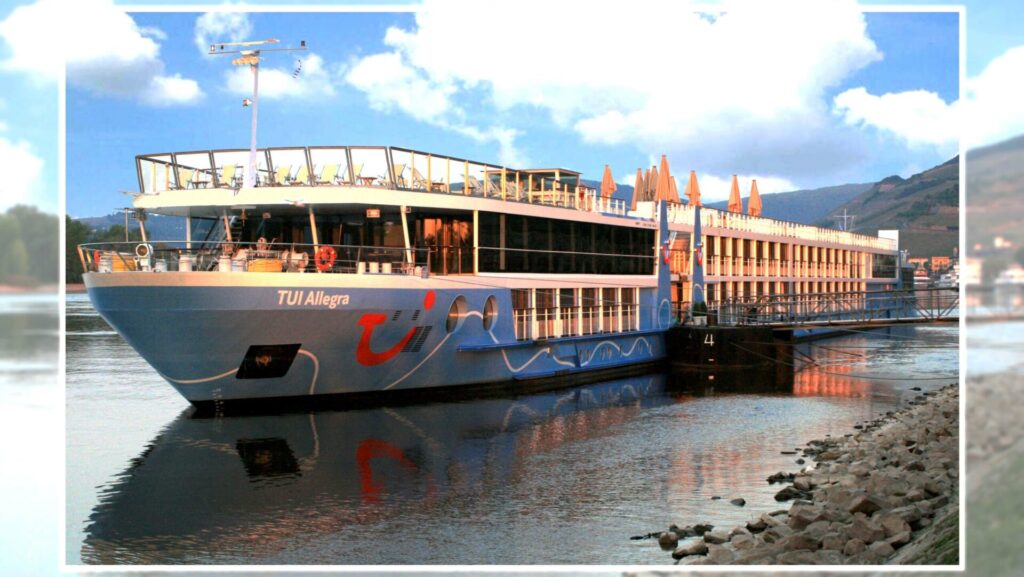 Tui Allegra, ein Flusskreuzfahrtschiff mit einem oberen Deck, auf dem man sich hinsetzen und entspannen kann
