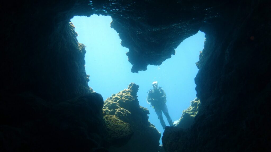 Fels unter Wasser in Form eines Schmetterlings