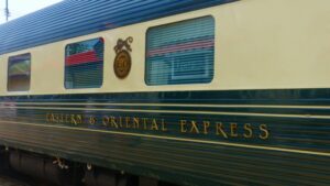 grün weißer Eastern & Oriental Express von außen mit goldener Schrift
