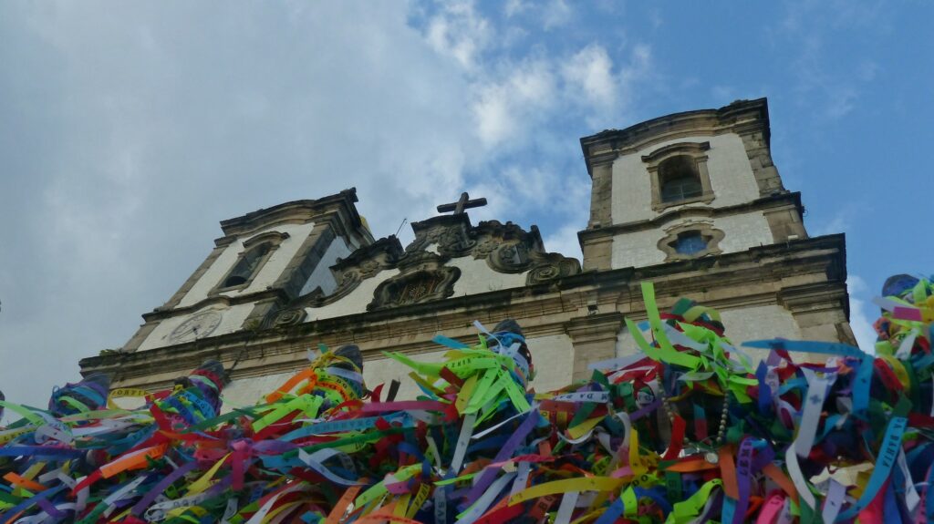 Basilica Nosso Senhor do Bonfim, eine Kirche in Salvador, unterhalb sind viele bunte Fähnchen