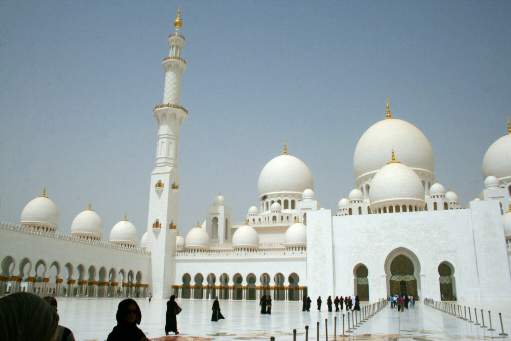vor der Moschee, viele Frauen mit schwarzen Kopftüchern