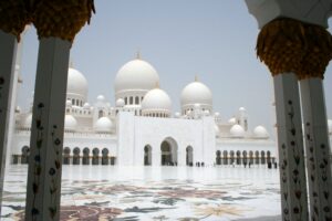im Innenhof der Scheich Zayid Moschee, Säulen mit Blumen verziert