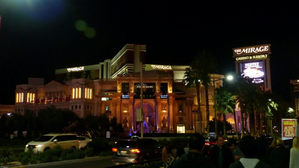 Blick auf das Mirage bei Nacht, ein Casino und Resort