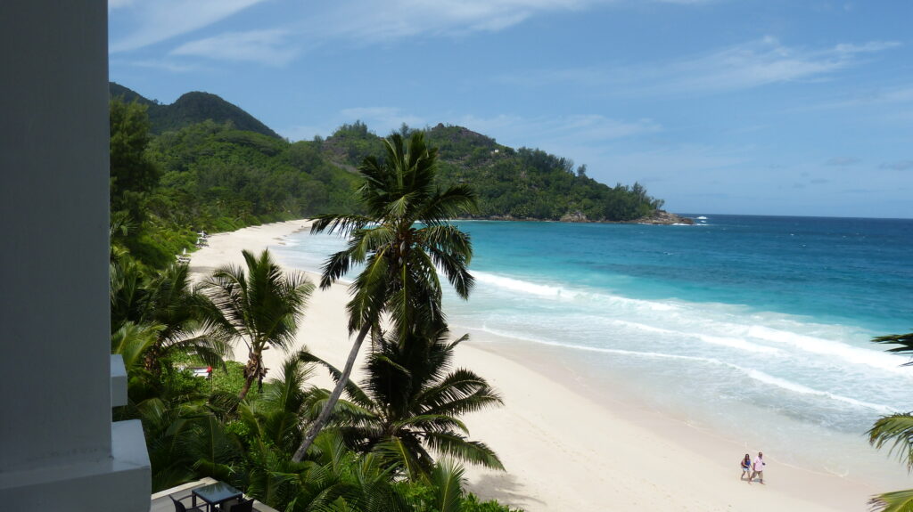 Blick von oben auf den wunderschönen Strand des Banyan Tree