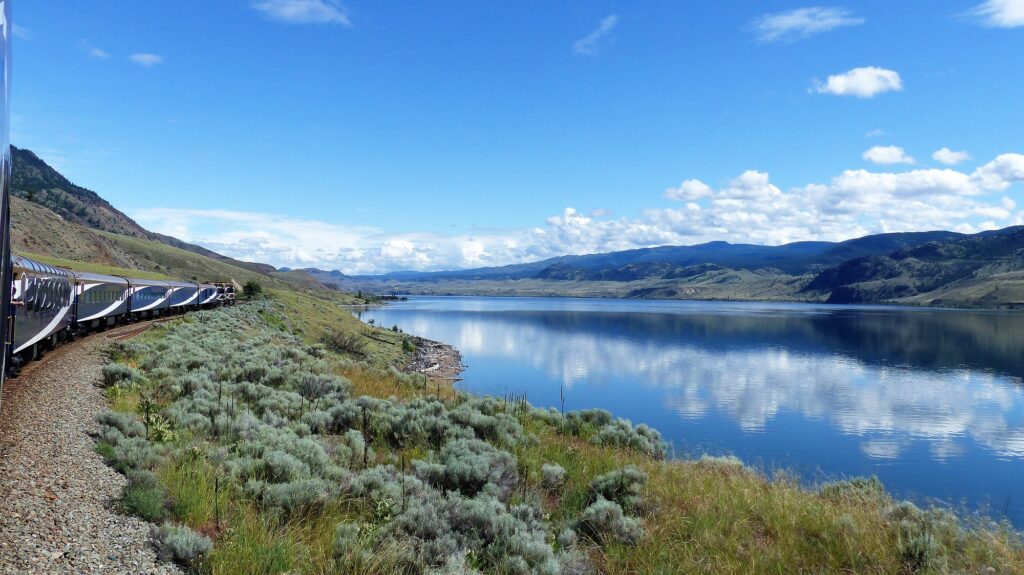 Blick auf den See vom Zug aus