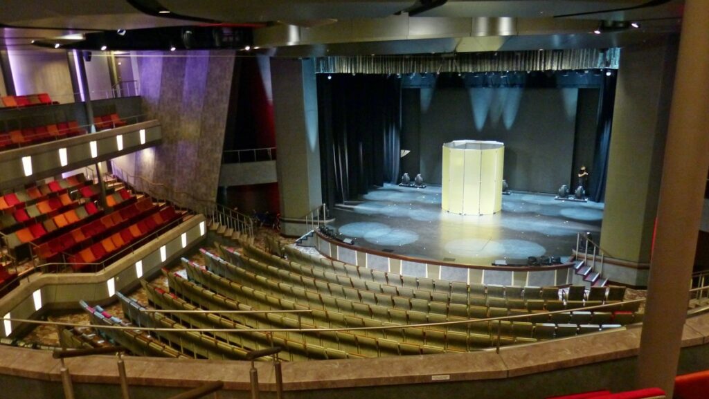 Blick auf die Bühne im Theater vom oberen Bereich