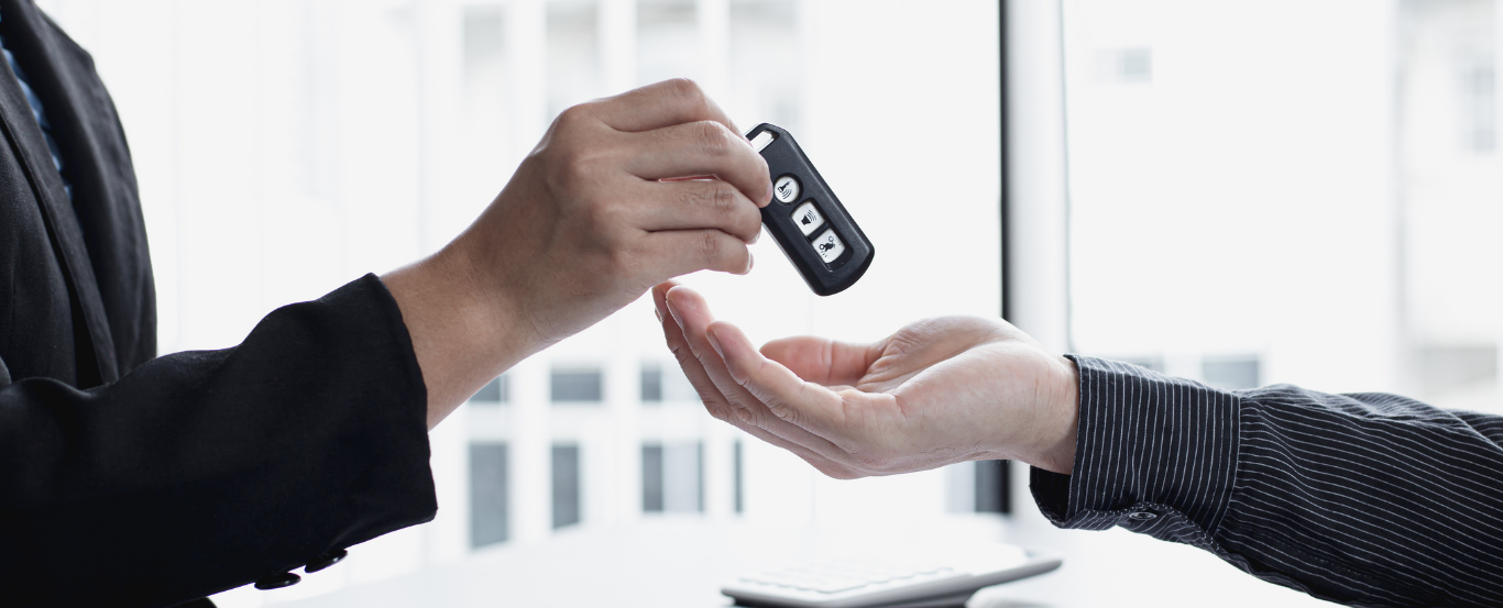 Schlüsselübergabe von einem Mietwagen