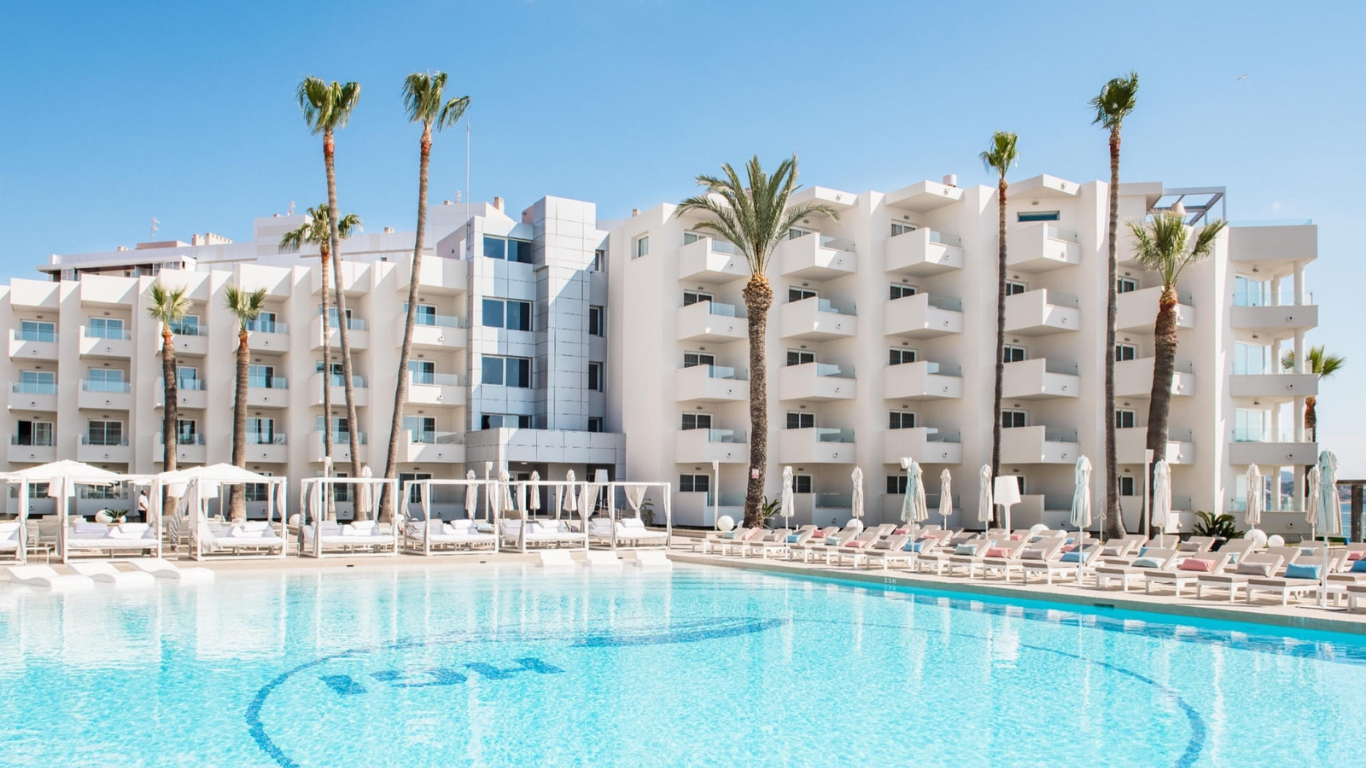 Hotel auf Ibiza mit großem Pool