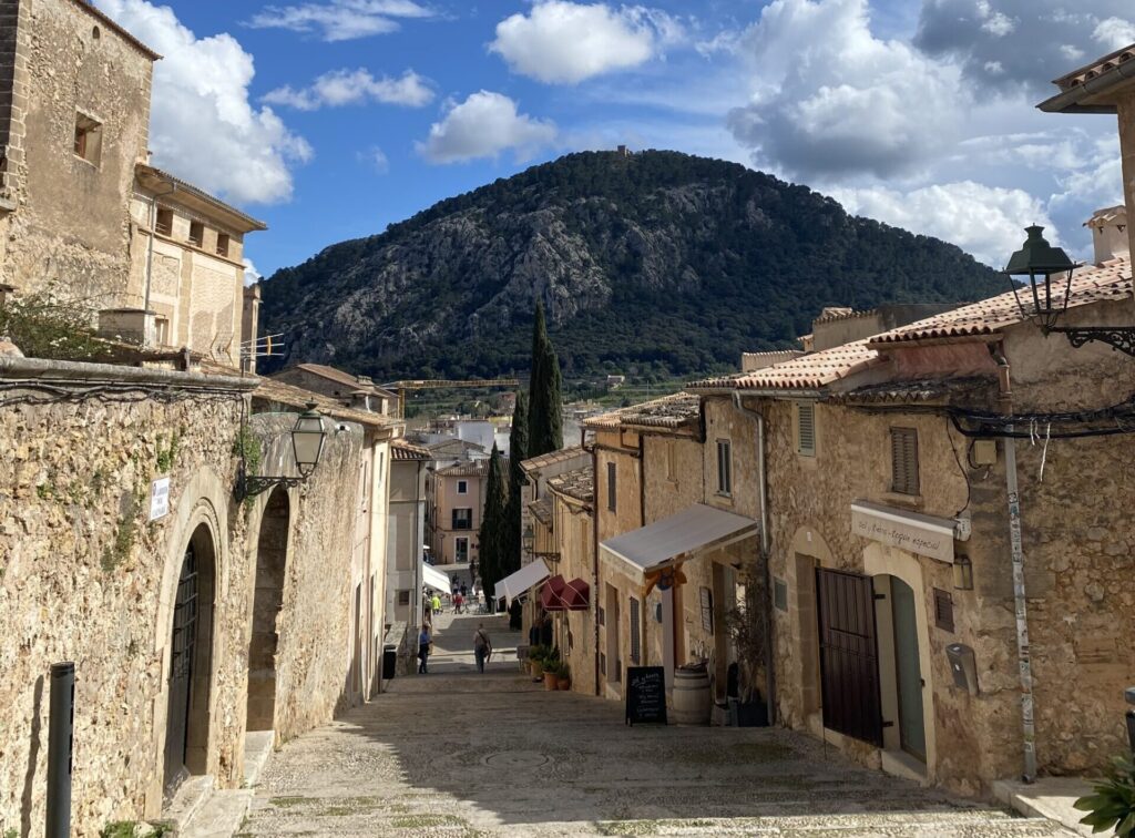 wunderschöner Ausblick von den Treppen in Pollenca mit Blick auf einen Berg