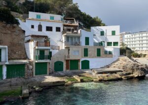 mediterrane Häuser mit grünen Türen in der Cala Santanyi