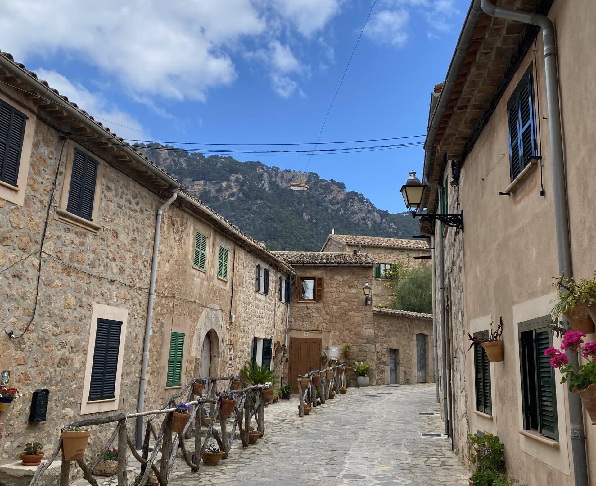 leere Gasse in Valldemossa auf Mallorca zur Nebensaison