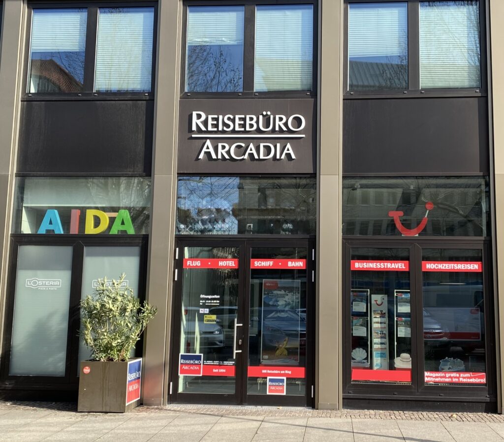 Außenansicht vom Reisebüro Arcadia, Reiseveranstalter AIDA und TUI vertreten
