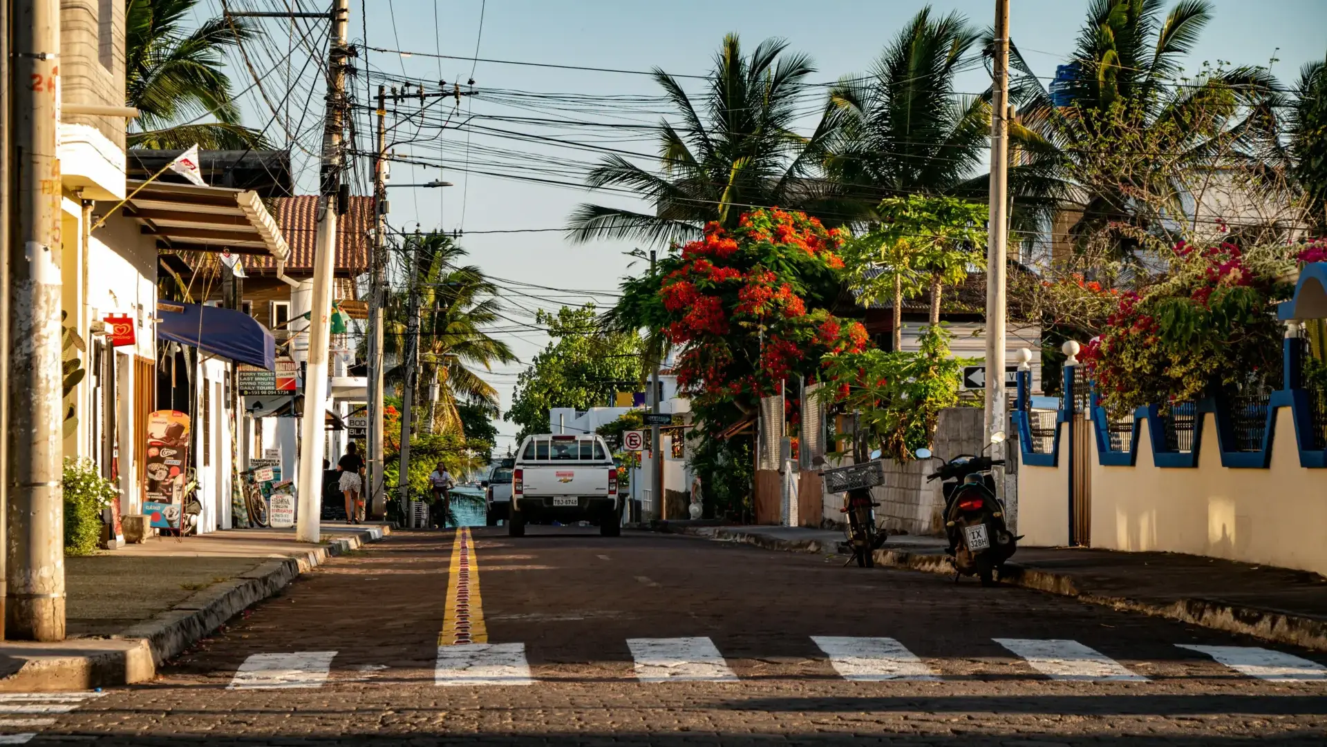 Straße zwischen Wohnhäusern