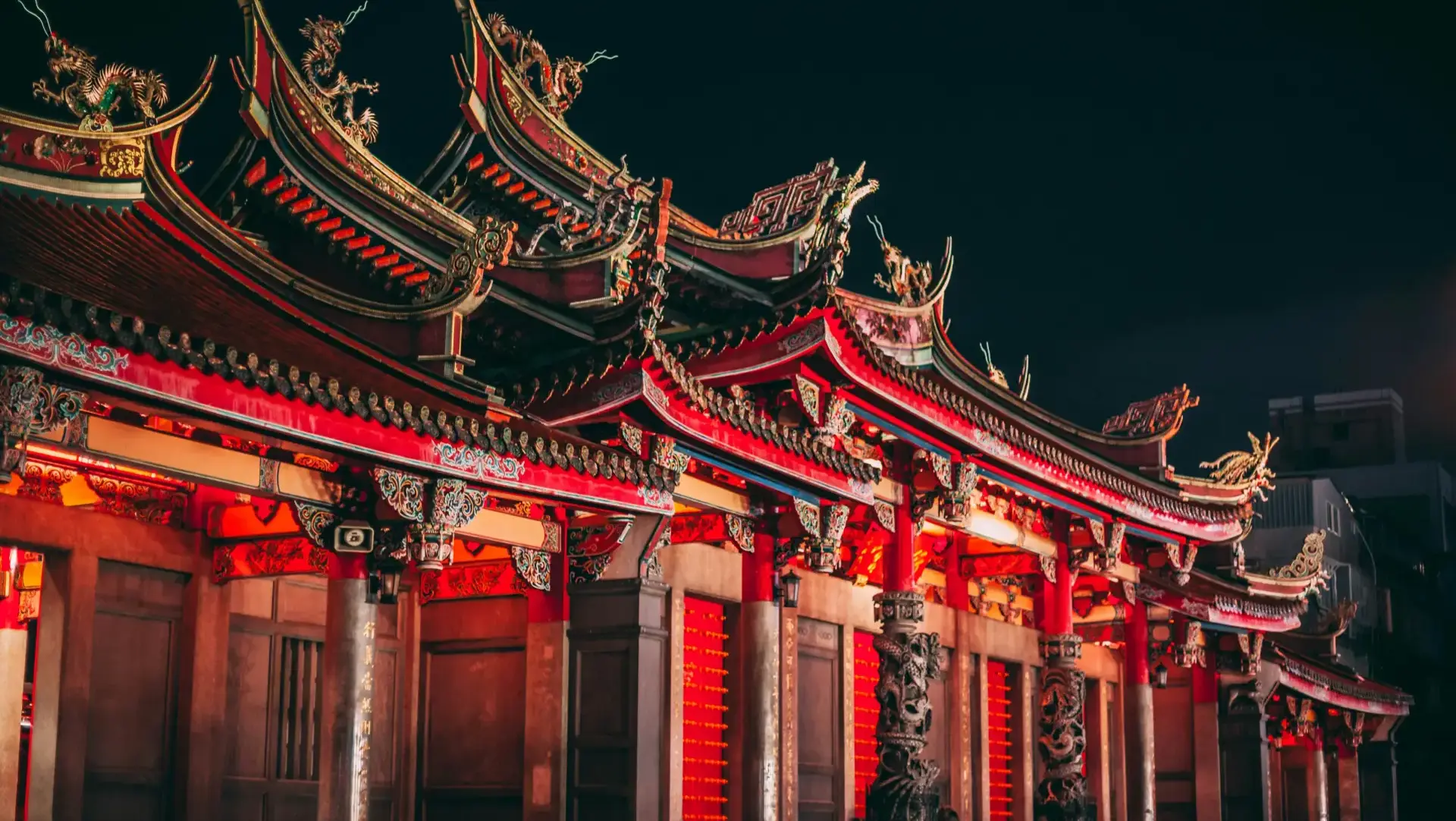 roter Tempel mit vielen Details