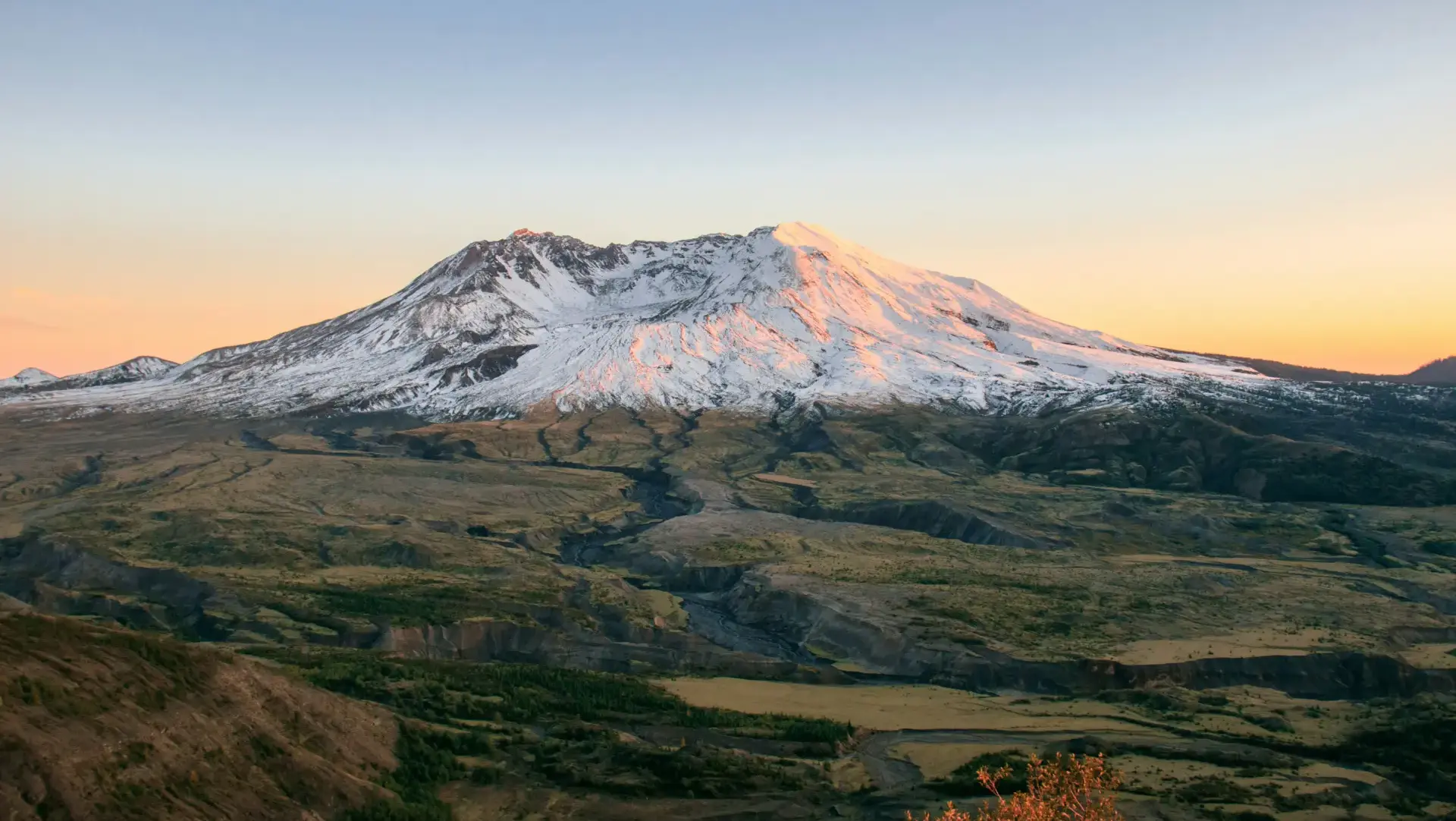 Blick auf einen Berg mit Schnee bedeckt