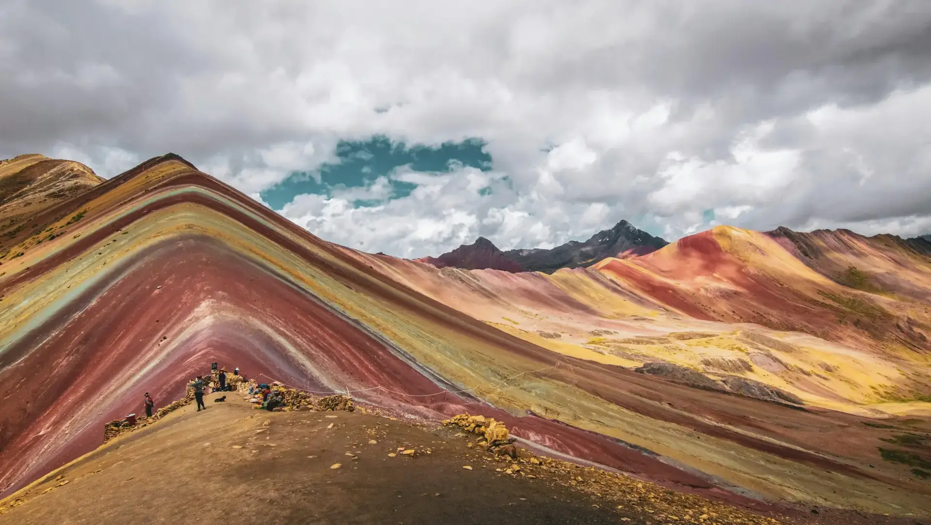 atemberaubende Berglandschaft mit bunten Streifen, wie bei einem Regenbogen