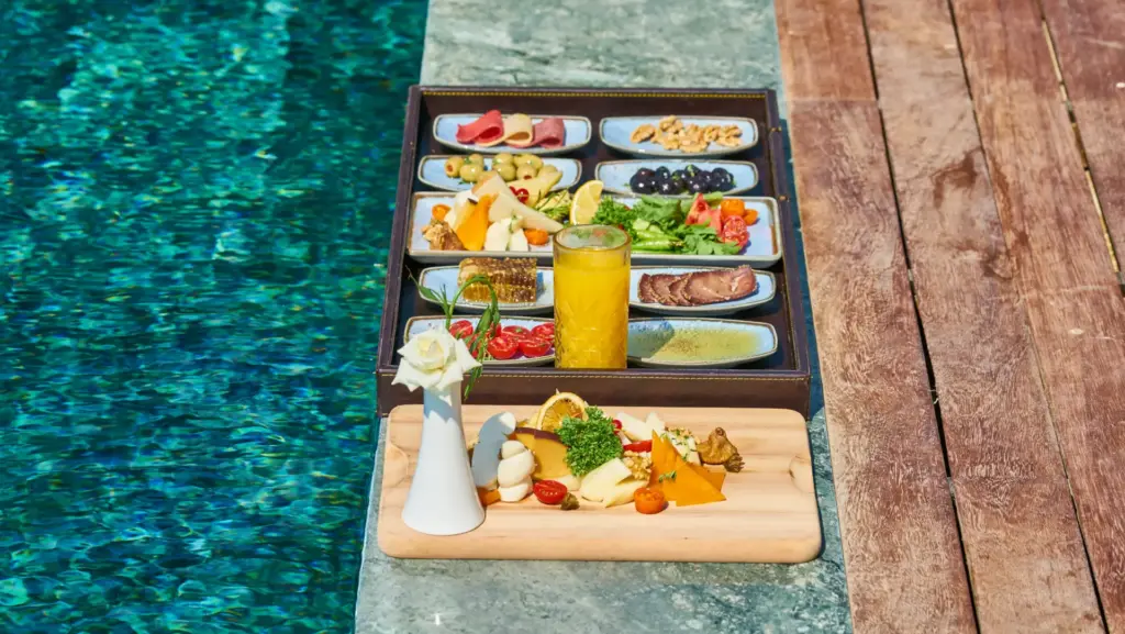 vielfältiges Hotelfrühstück am Pool serviert