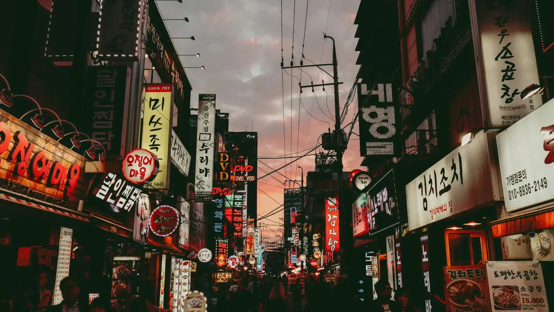 Straße in Korea mit bunten Schildern