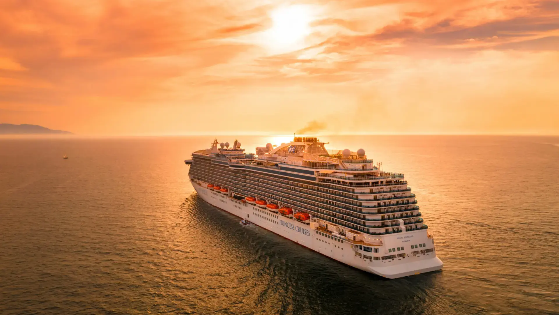 Kreuzfahrtschiff von Princess Cruises bei Sonnenuntergang