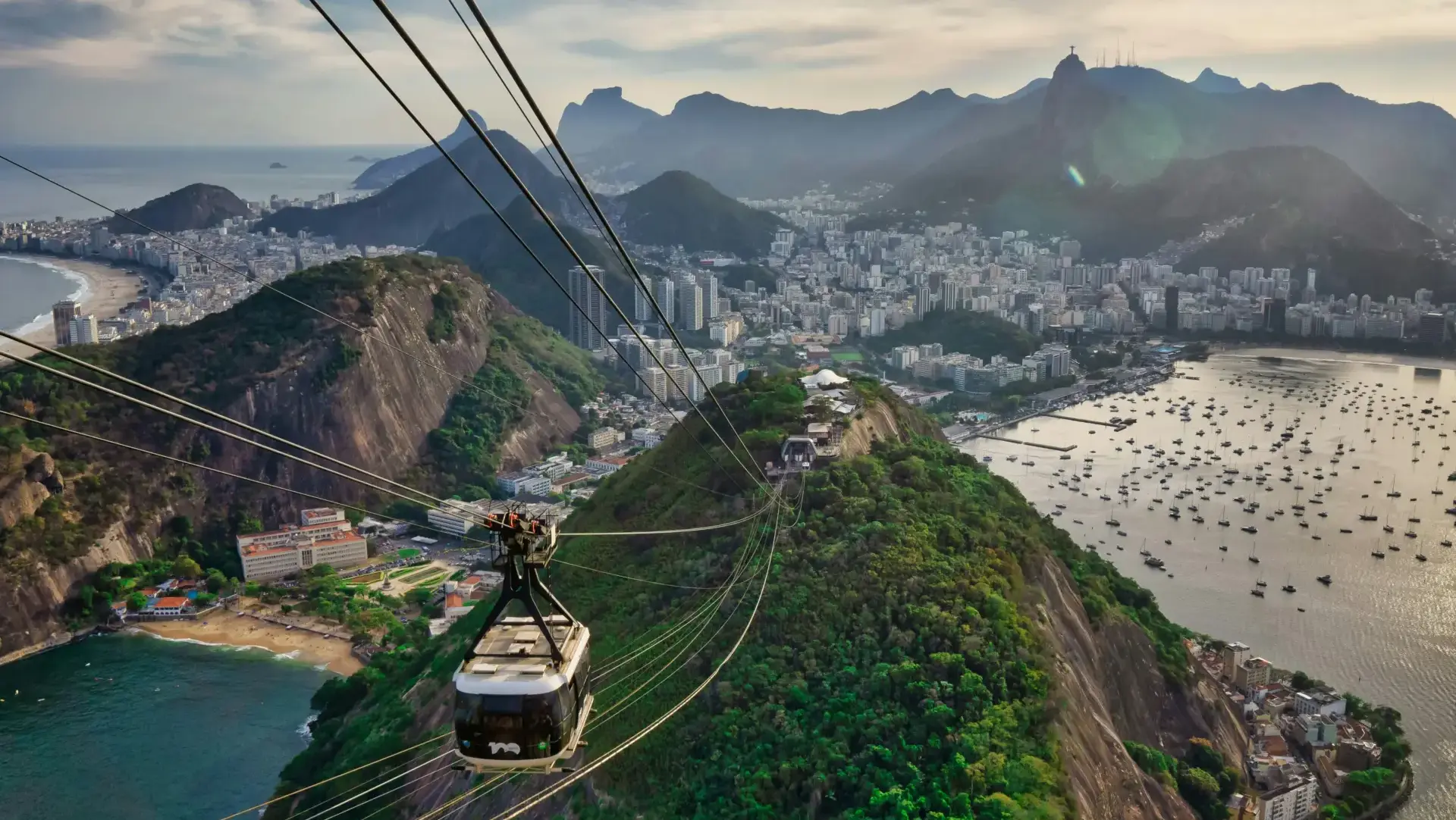 Seilbahn mit Blick auf Rio de Janeiro und das umgehende Land