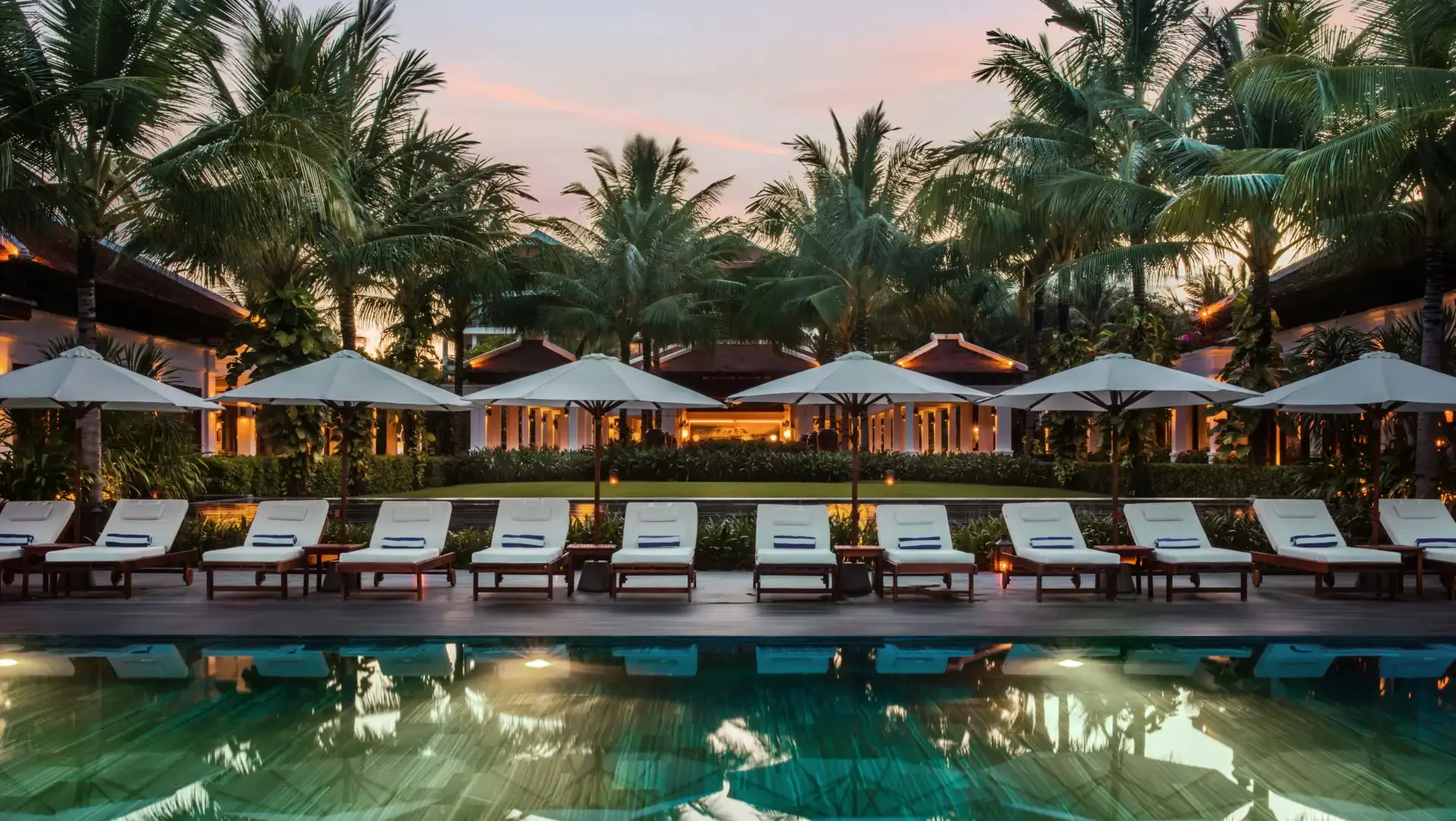 Pool mit Liegestühlen in einer Reihe