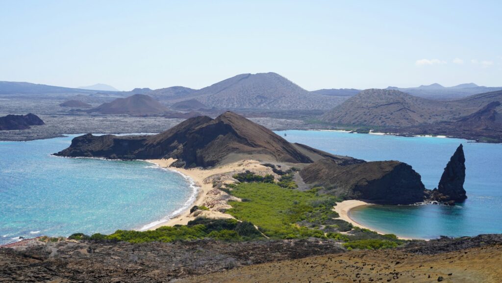 Insel mit schwarzem Vulkanstein