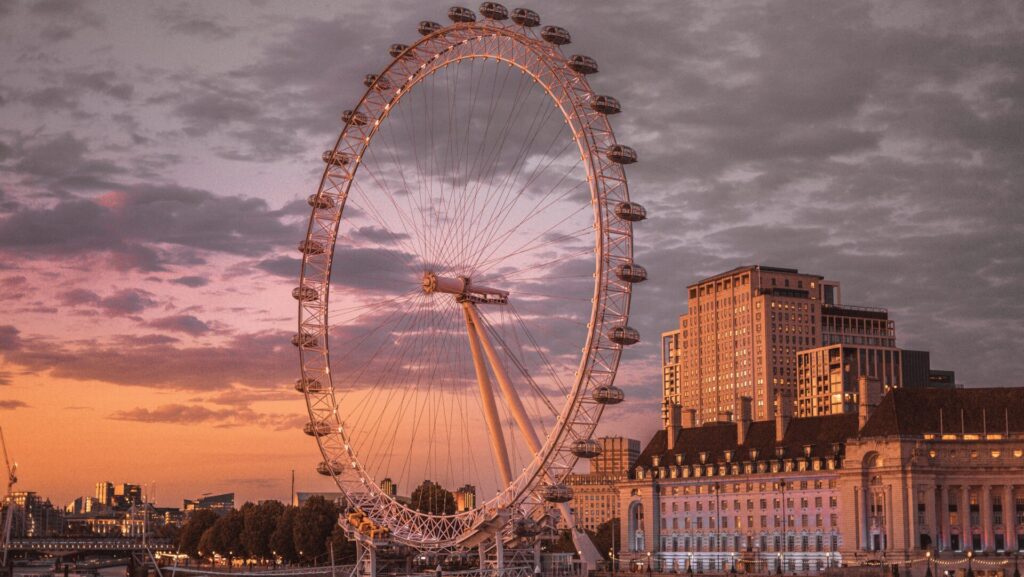 Blick auf das Riesenrad am Fluss bei Sonnenuntergang