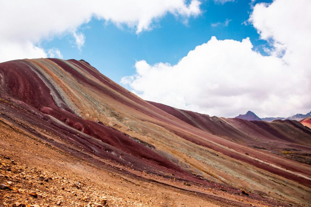 bunte Berglandschaft mit farbigen Streifen, wie ein Regenbogen