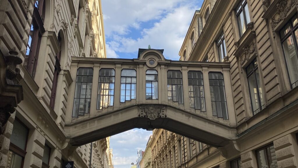Brücke, die zwei Häuser miteinander verbindet