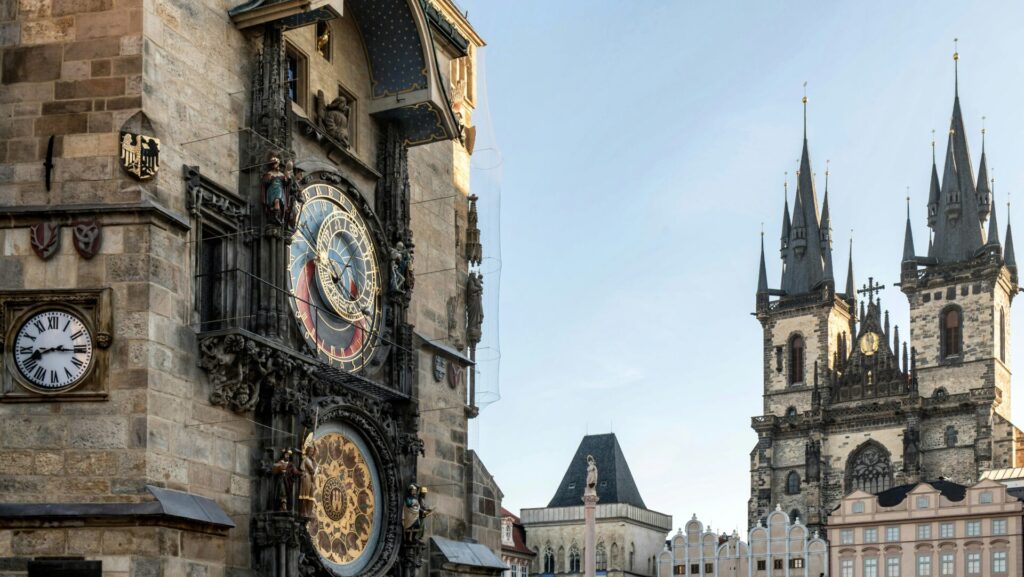 bunte verzierte Uhr an einem Turm
