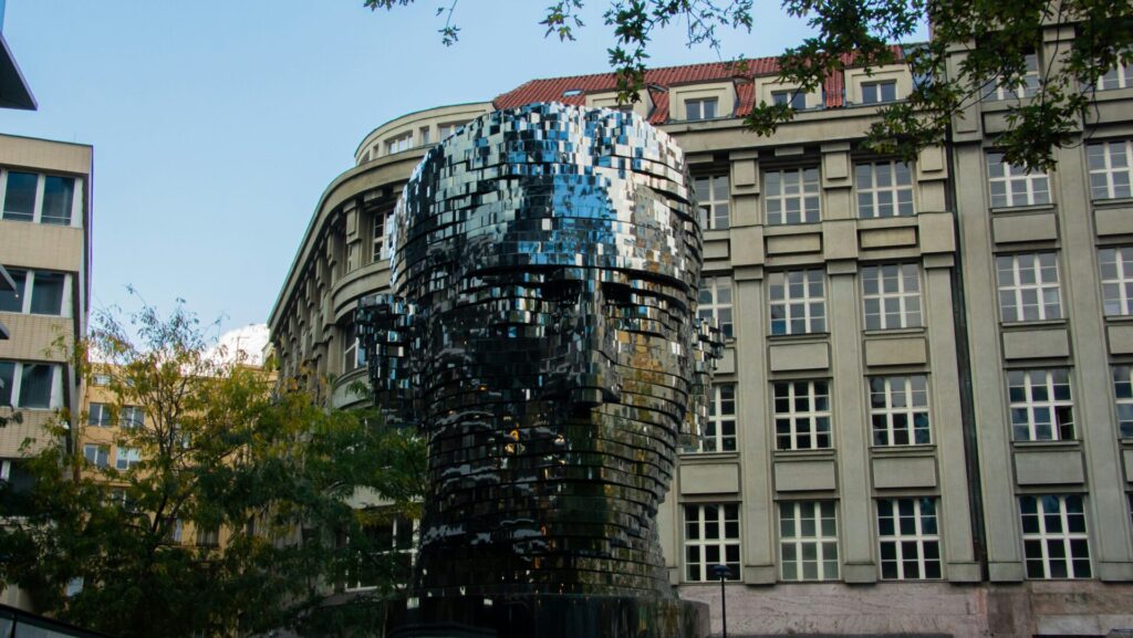 große silberne Statue in Form eines Kopfes, soll Franz Kafka darstellen