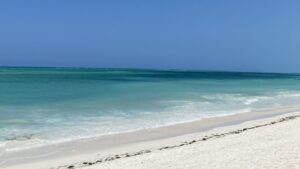 weißer Sand und türkisblaues Wasser