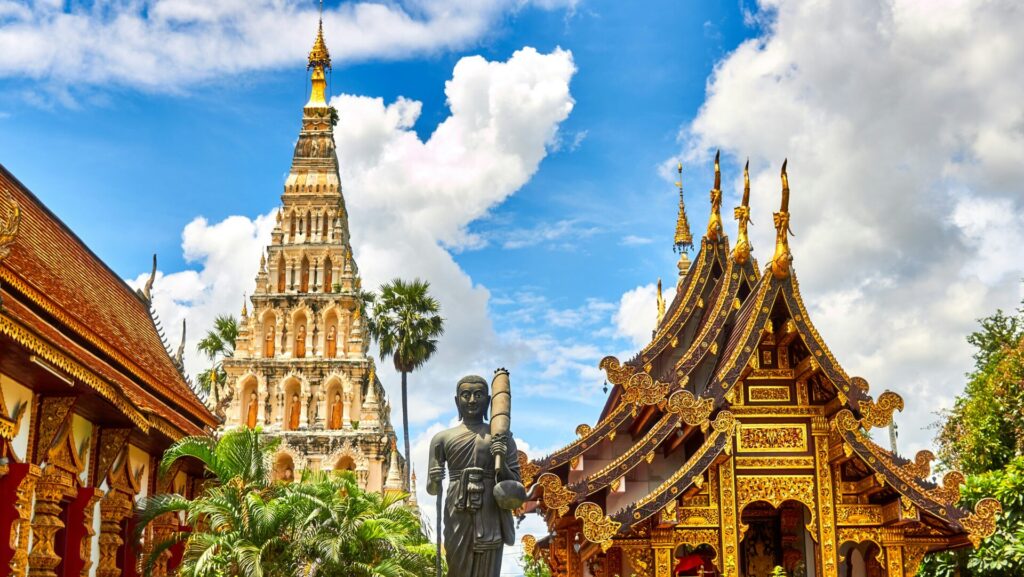 historische Stätte mit goldenen prunkvollen Häusern und einer Statue