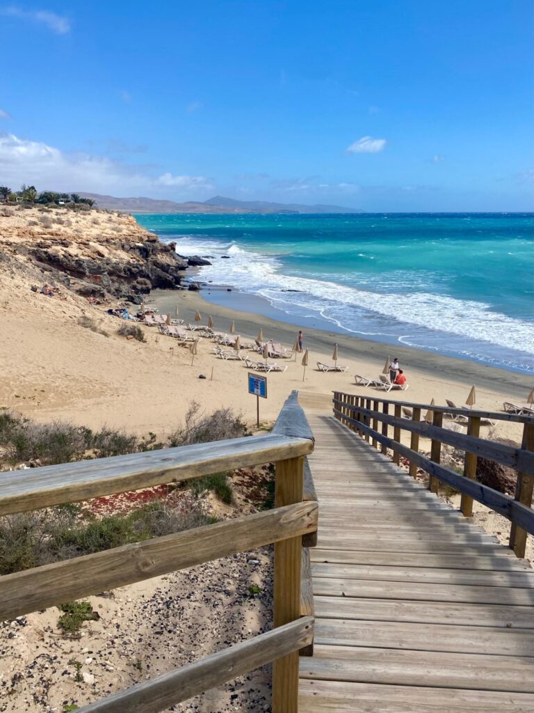 Steg zum Strand, türkisblaues Wasser