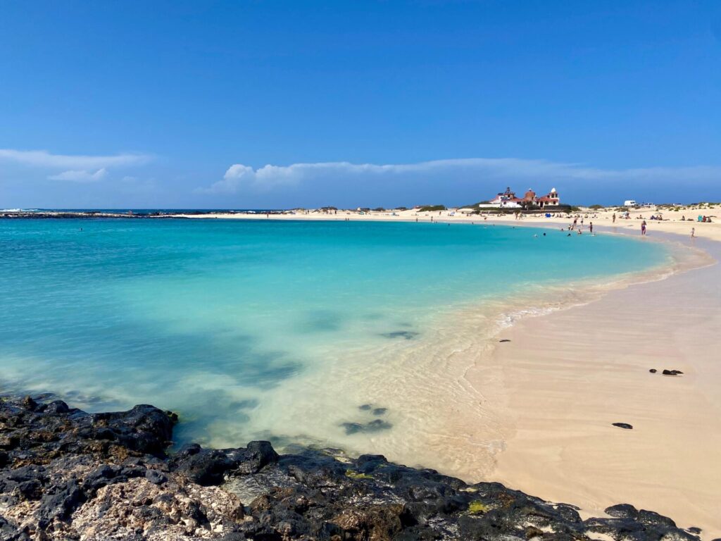 Traumstrand mit türkisblauem Wasser und wenig Menschen