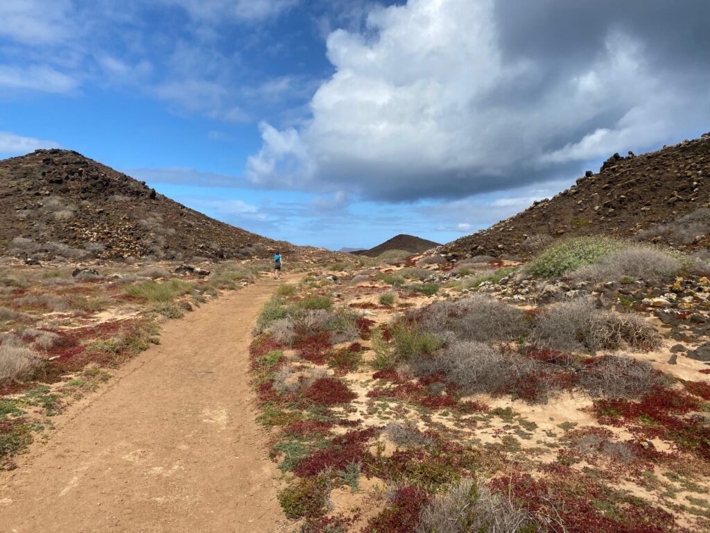 Wanderweg in trockener, karger Landschaft